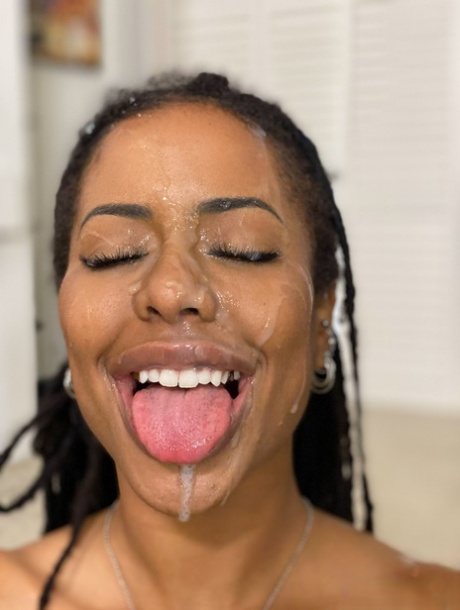 Kira Noir sexy model photos