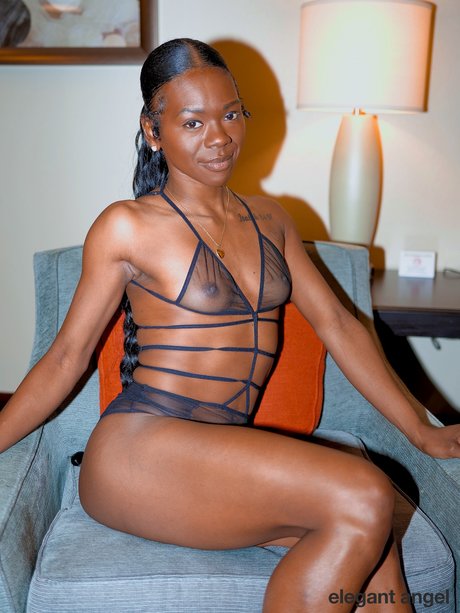 African Mom Share erotic photo